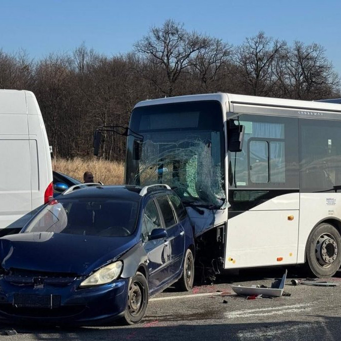 Hromadná nehoda autobusu a piatich áut neďaleko Košíc: Zranenia utrpelo viacero osôb