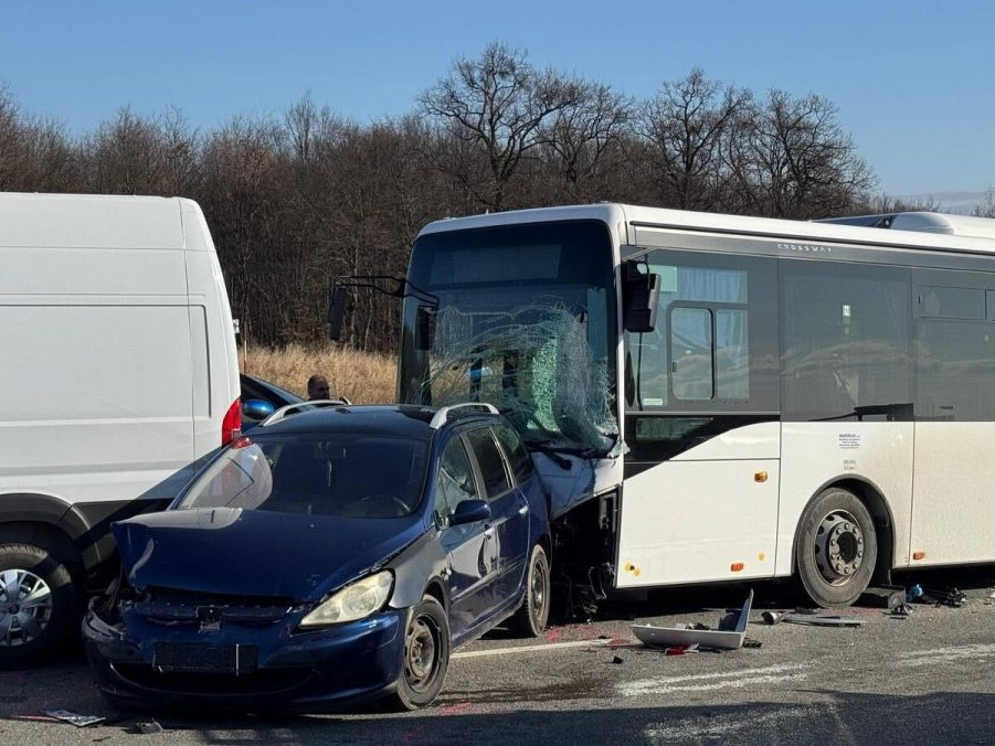 Hromadná nehoda autobusu a piatich áut neďaleko Košíc: Zranenia utrpelo viacero osôb