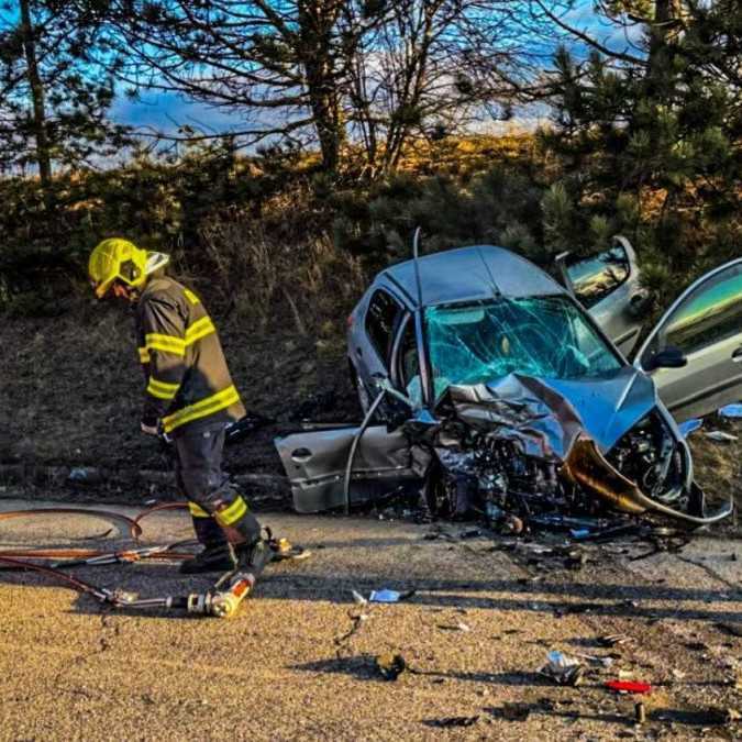 Pri zrážke dvoch áut na Spiši zasahoval vrtuľník. Do nemocnice previezol jedno dieťa