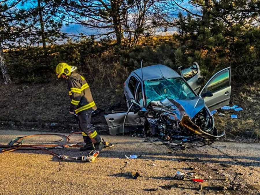 Pri zrážke dvoch áut na Spiši zasahoval vrtuľník. Do nemocnice previezol jedno dieťa