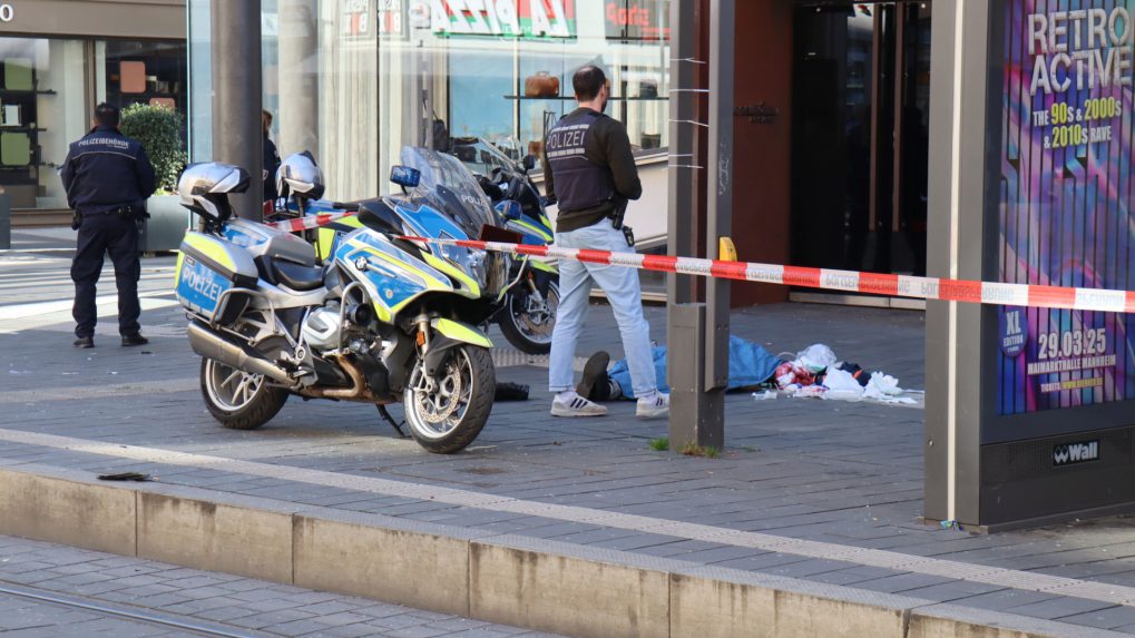 Policajt stojÃƒÂ­ pri osobe zakrytou plachtou v centre zÃƒÂ¡padonemeckÃƒÂ©ho mesta Mannheim.