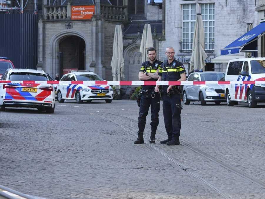 Policajti stoja za uzavretým priestorom po útoku v Amsterdame.