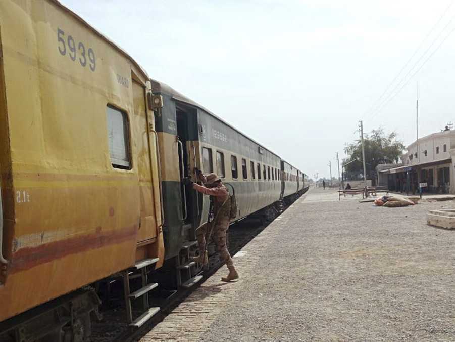 Železničná stanica neďaleko miesta útoku v Pakistane.