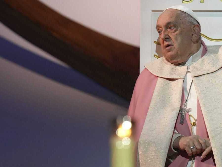 Na snímke pápež František počas návštevy Korziky.