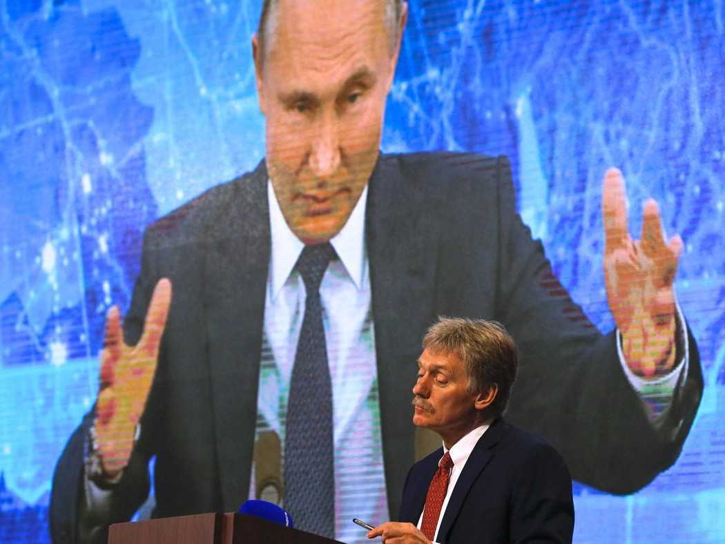 Na snímke Dmitrij Peskov pred fotografiou Vladimira Putina.