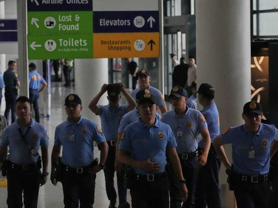 Bezpečnostná hliadka na letisku v Manile po zatknutí bývalého prezidenta Rodriga Duterteho.