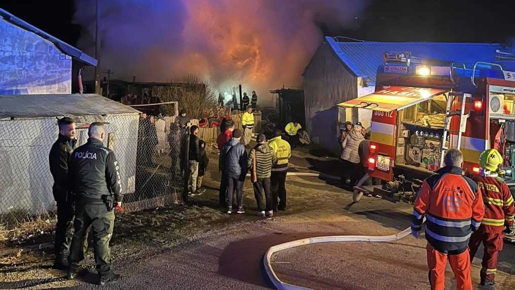 Pri nočnom požiari jednoduchých stavieb vo Veľkom Šariši zomrelo päť ľudí, z toho štyri deti