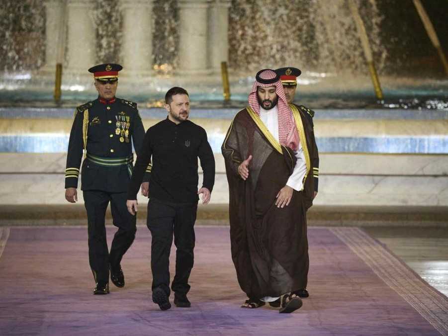 Na snímke Volodymyr Zelenskyj so saudskoarabským korunným princom Mohammedom bin Salmanom v Rijáde.