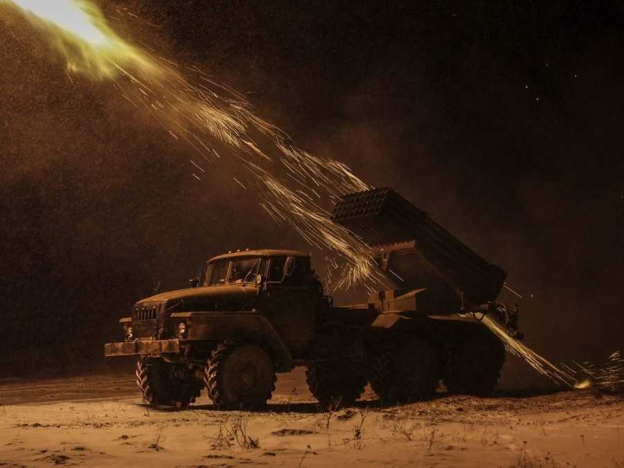 Vozidlo ukrajinskej armády strieľa na pozície ruskej armády Doneckej oblasti.