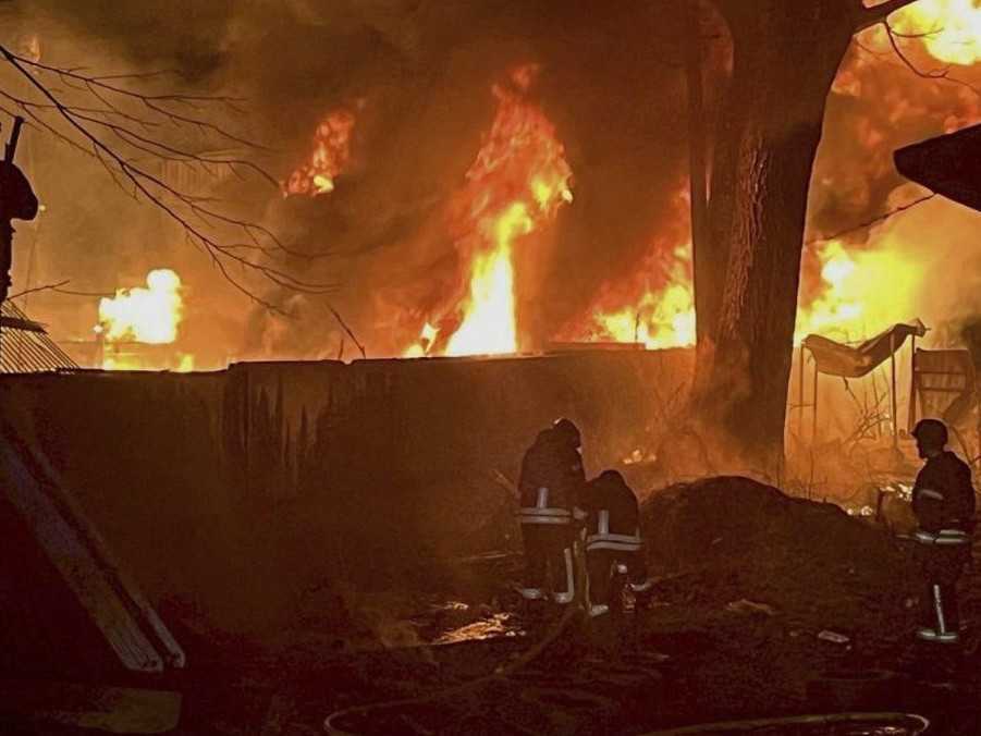 Rusko útočilo na Kyjev, ukrajinské drony na viaceré ruské oblasti. Obe strany hlásia obete