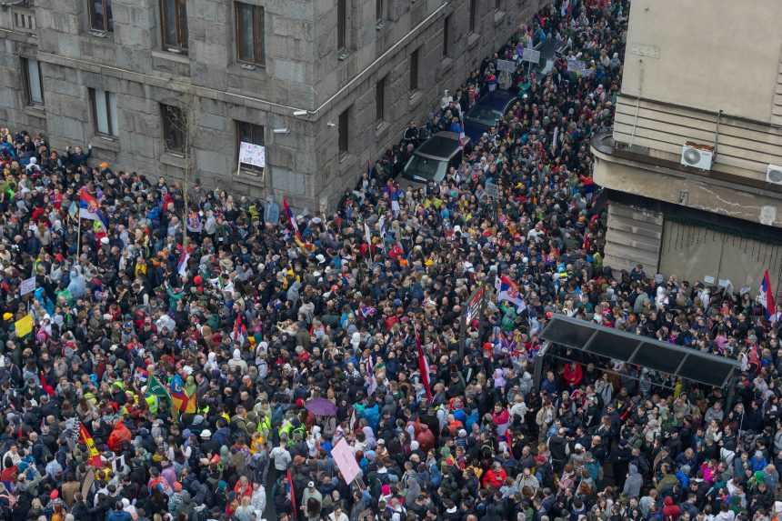 Proti korupcii v Belehrade demonÃ…Â¡trovalo vyÃ…Â¡e 100-tisÃƒÂ­c Ã„Â¾udÃƒÂ­.