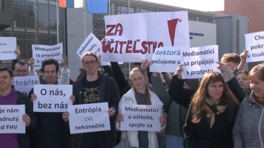 Protestujúci študenti.