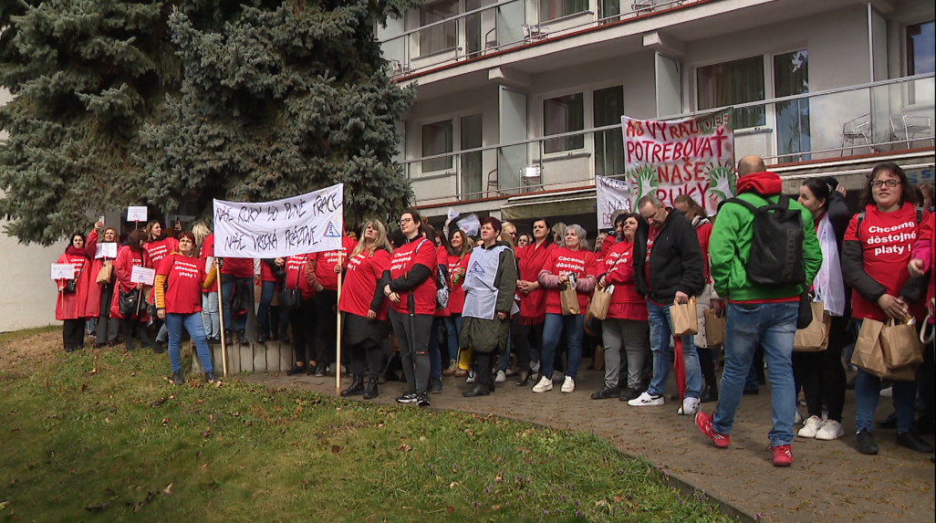 Zamestnanci sociálnych služieb protestovali pre nízke mzdy. Mnohí z nich nezarábajú ani tú minimálnu