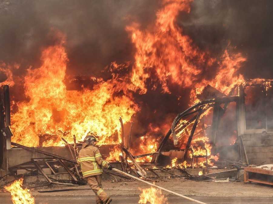 Hasič zasahuje pri požiari.