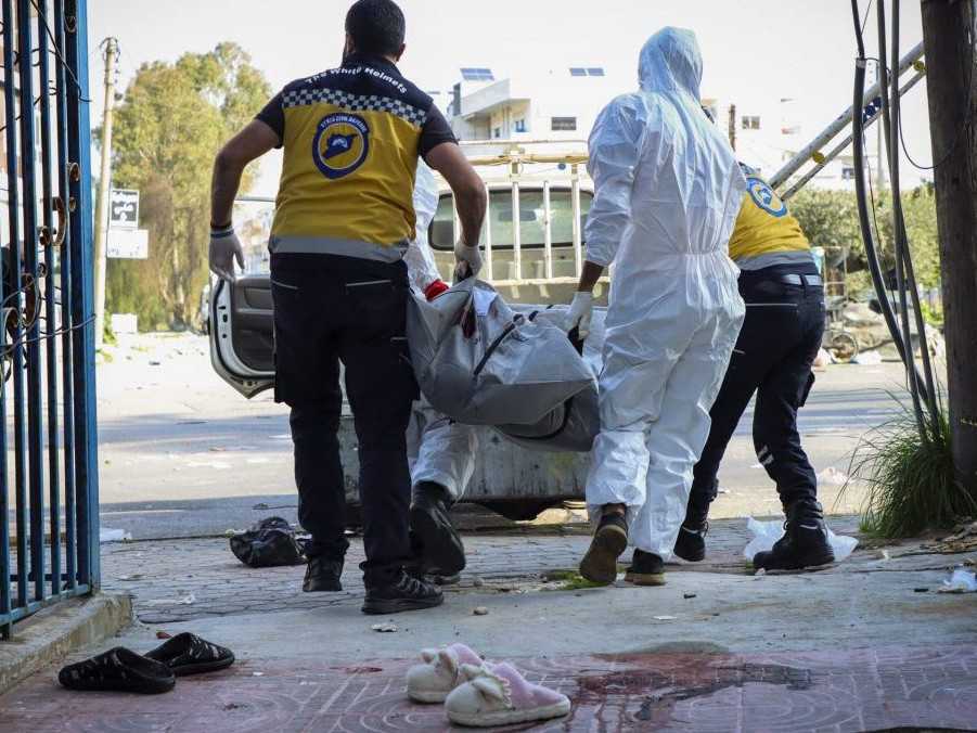 Členovia sýrskych Bielych prilieb zbierajú telá ľudí, ktorí boli nájdení mŕtvi po nedávnej vlne násilia v krajine.