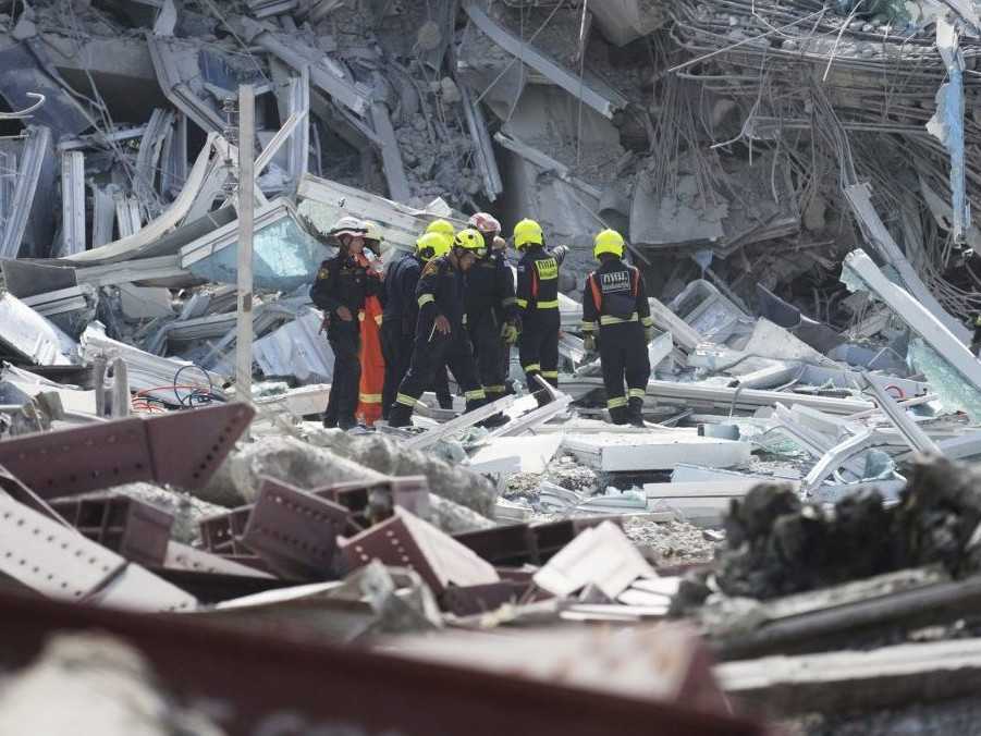 Záchranári zasahujú pred zrúteným rozostavaným mrakodrapom po zemetrasení v thajskej metropole Bangkok.