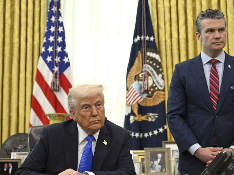 Prezident USA Donald Trump a americký minister obrany Pete Hegseth.