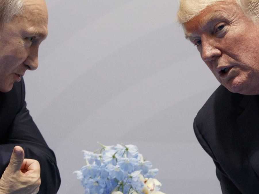 Zľava ruský prezident Vladimir Putin a americký prezident Donald Trump.
