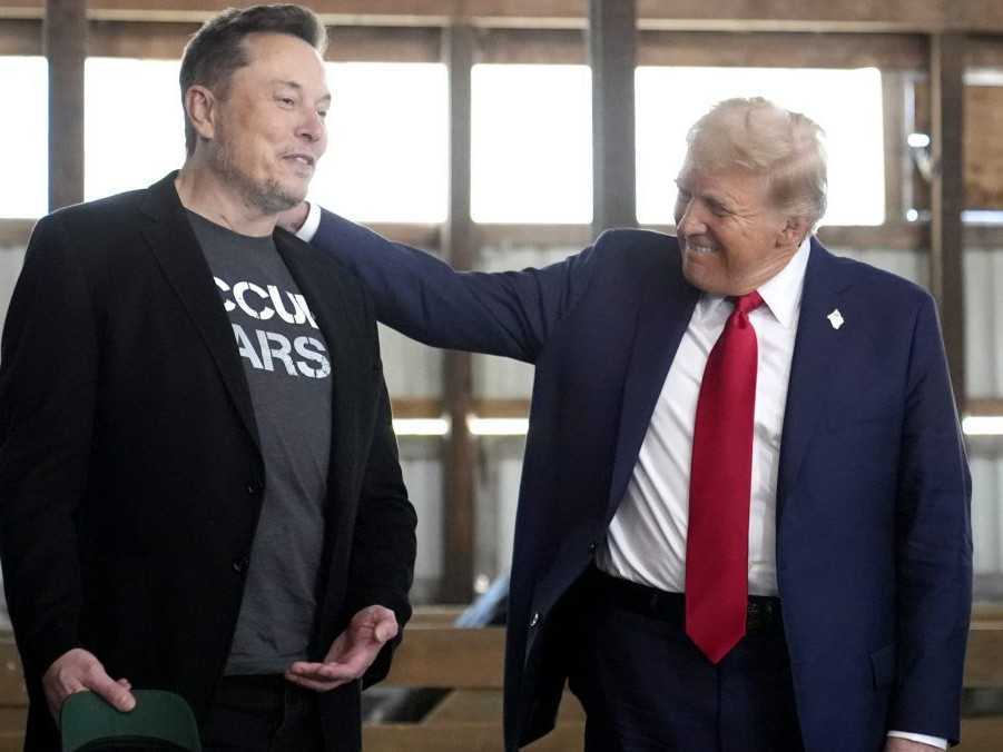 Zľava miliardár Elon Musk a americký prezident Donald Trump.