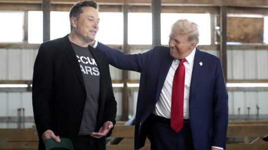 Zľava miliardár Elon Musk a americký prezident Donald Trump.