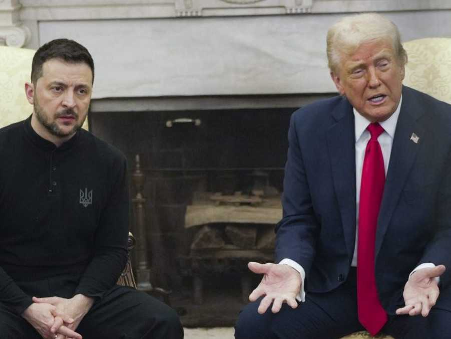 Americký prezident Donald Trump a ukrajinský prezident Volodymyr Zelenskyj počas stretnutia v Oválnej pracovni Bieleho domu vo Washingtone.