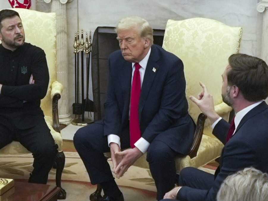 Americký viceprezident JD Vance (vpravo), ukrajinský prezident Volodymyr Zelenskyj, uprostred americký prezident Donald Trump počas stretnutia v Oválnej pracovni Bieleho domu.