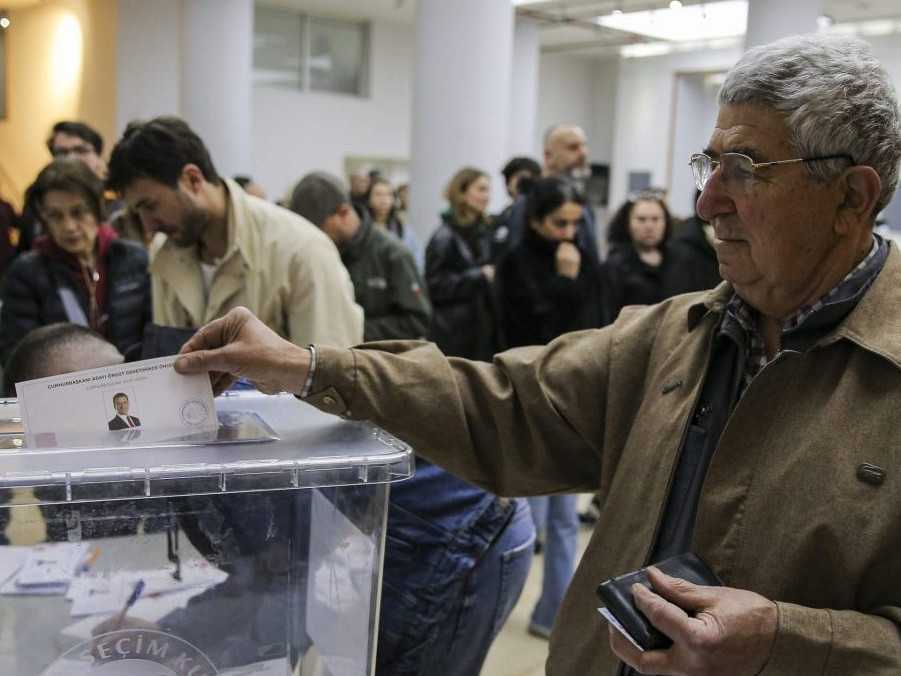 Súd nariadil väzbu pre istanbulského starostu Imamogla. Jeho strana v nedeľu volí kandidáta na prezidenta