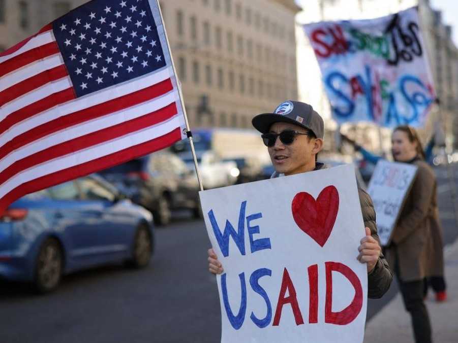 Na snímke priaznivci prepustených federálnych pracovníkov sa stretli pred kanceláriami USAID.