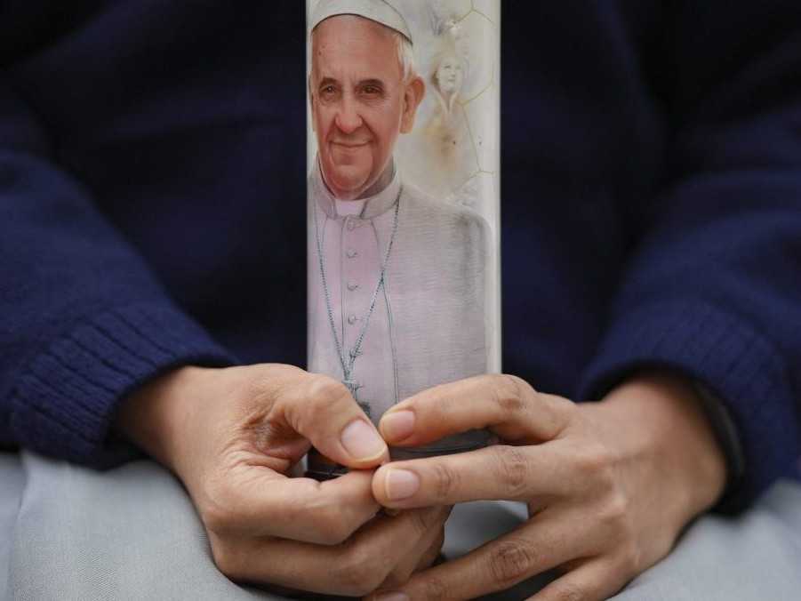 Pápež František strávil ďalšiu pokojnú noc v nemocnici bez ďalších komplikácií a odpočíva. Oznámil to dnes Vatikán, ktorý v nedeľu večer uviedol, že po miernom zlepšení je zdravotný stav hlavy rímskokatolíckej cirkvi stabilizovaný. Osemdesiatročný František bol v rímskej nemocnici Gemelli viac ako tri týždne s obojstranným zápalom pľúc. Od jeho hospitalizácie 14. februára sa u neho vyskytlo niekoľko komplikácií. Štyrikrát sa u neho vyvinul syndróm akútnej respiračnej tiesne a musel dýchať s pomocou prístrojov. „Pápež strávil pokojnú noc. Odpočíva,“ uviedol Vatikán v krátkom vyhlásení dnes ráno. Ďalšie podrobnosti neuviedol. V nedeľu večer Vatikán hovoril o „postupnom, miernom zlepšovaní“ pápežovho zdravotného stavu. Jeho stav je už niekoľko dní stabilizovaný a František dobre reaguje na liečbu a nemá horúčku, oznámil Vatikán aj cez víkend. Žena sa modlí so sviečkou s podobizňou pápeža Františka v rukách.