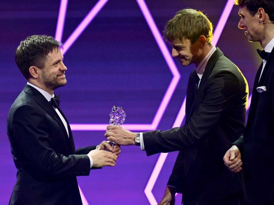 Na snímke Jíří Mádl preberá ocenenie.