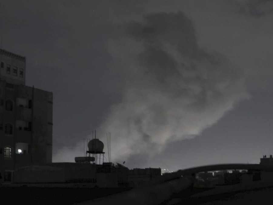 Dym stúpa z miesta po leteckom útoku vzdušných síl USA v Saná.