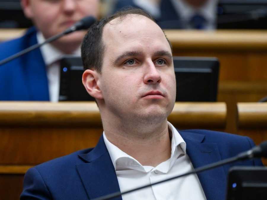 Poslanec Adam Lučanský (SNS).