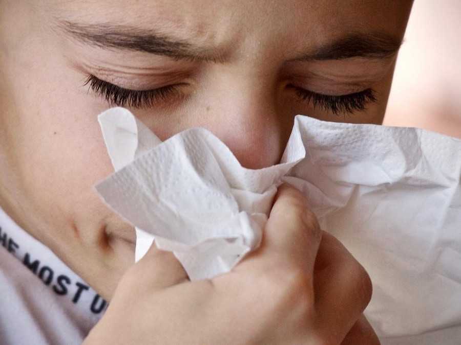 Na snímke si dieťa fúka nos.