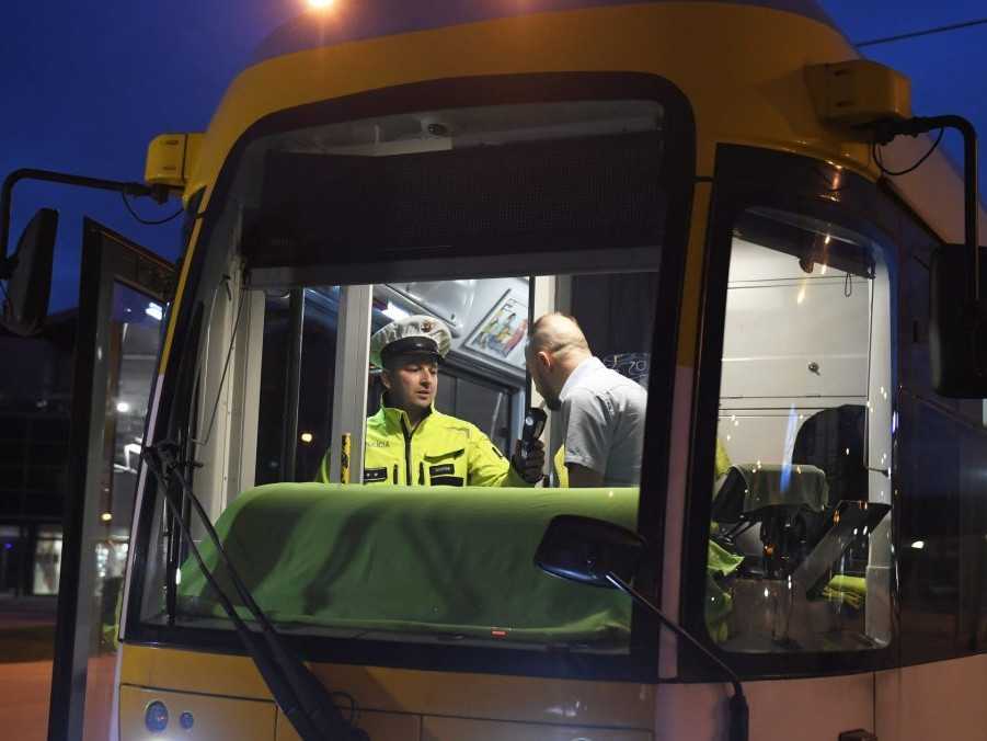 Na ilustračnej snímke policajt dáva fúkať vodičovi.