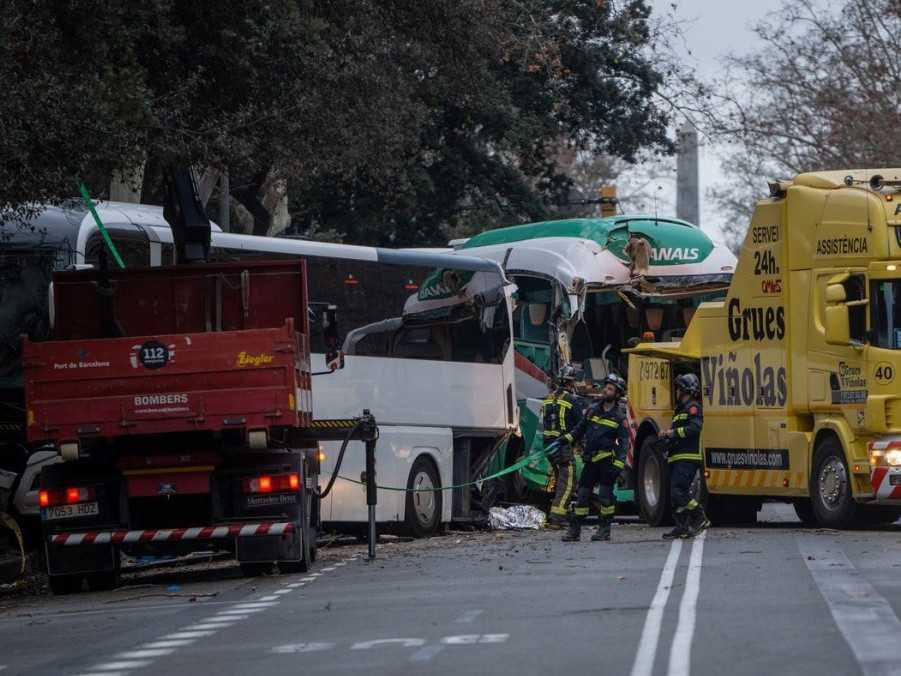V Barcelone sa zražili dva autobusy.