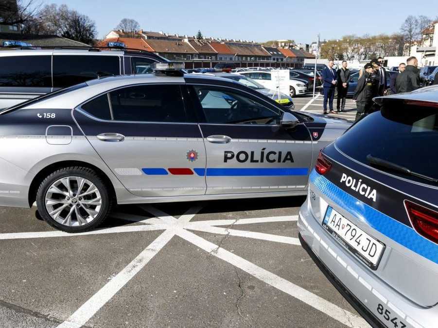 Policajné autá s novým polepom.