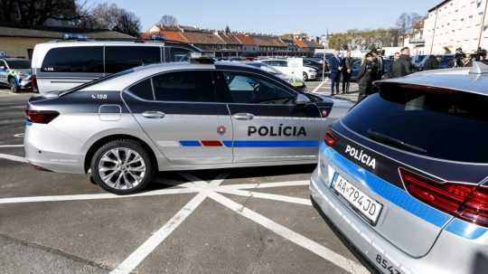 Policajné autá s novým polepom.