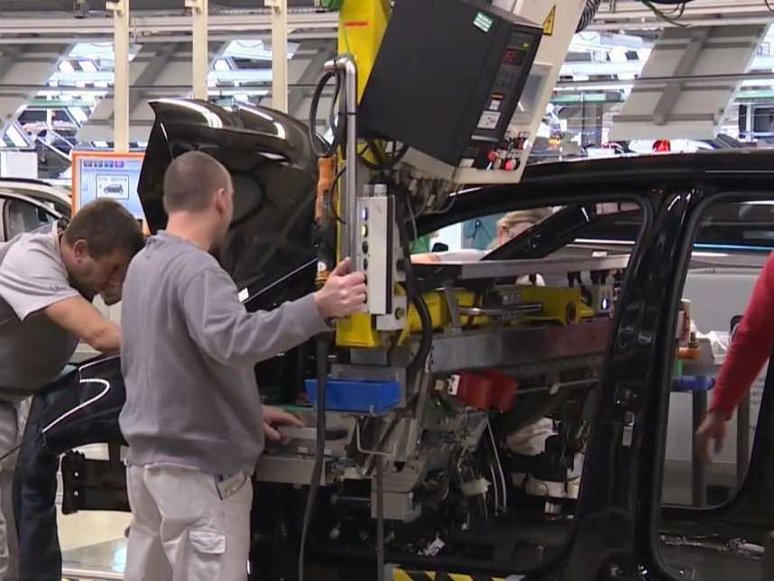 Na ilustračnej snímke zamestnanci v automobilke.