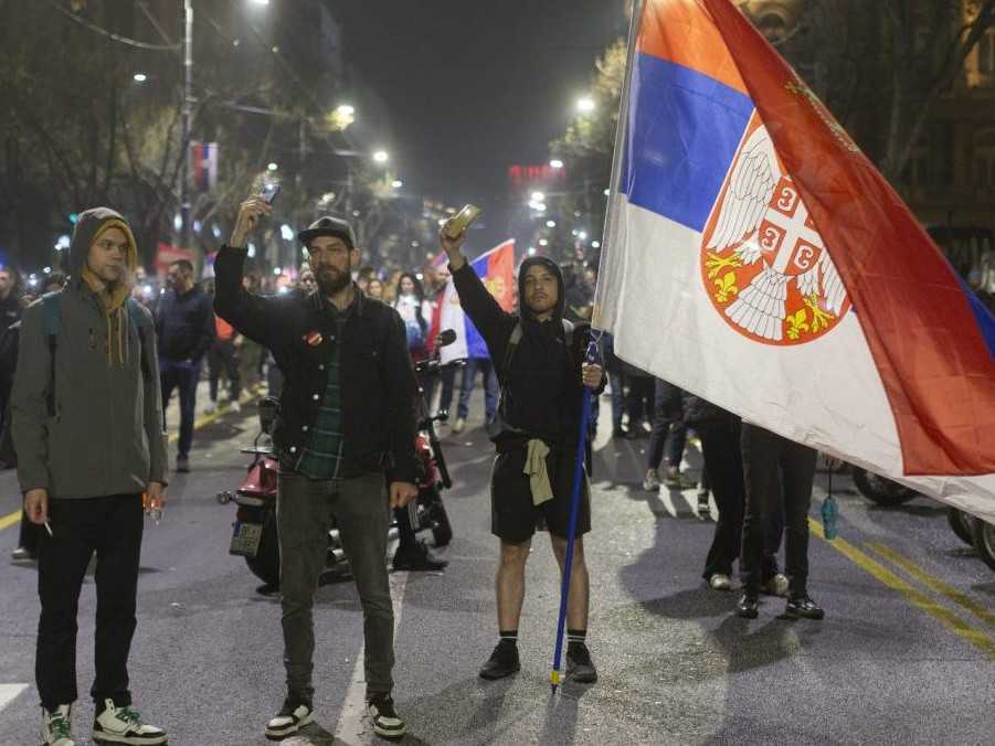 Demonštranti v Belehrade 15. marca 2025.