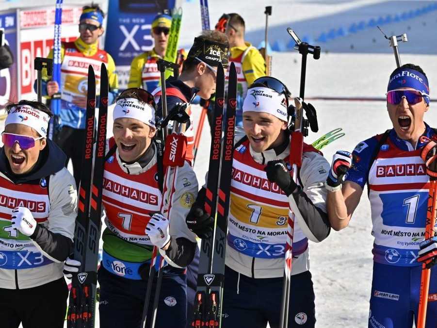 Francúzski biatlonisti sa tešia z víťazstva