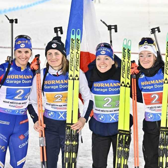 Francúzky suverénnym výkonom ovládli ženskú štafetu. Slovenky po nevydarenom začiatku na 13. mieste