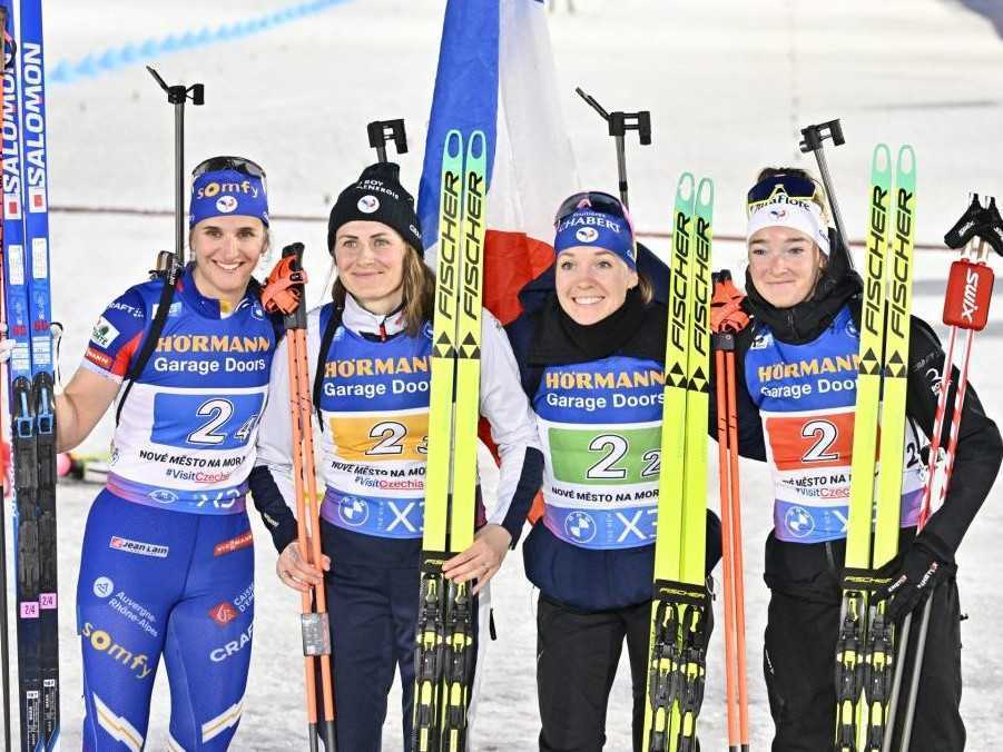 Francúzky suverénnym výkonom ovládli ženskú štafetu. Slovenky po nevydarenom začiatku na 13. mieste