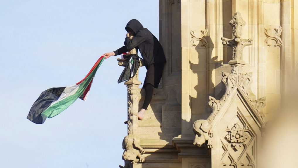 Muž, ktorý sa bosý vyšplhal na Big Ben, zliezol po 16 hodinách. Polícia ho zatkla