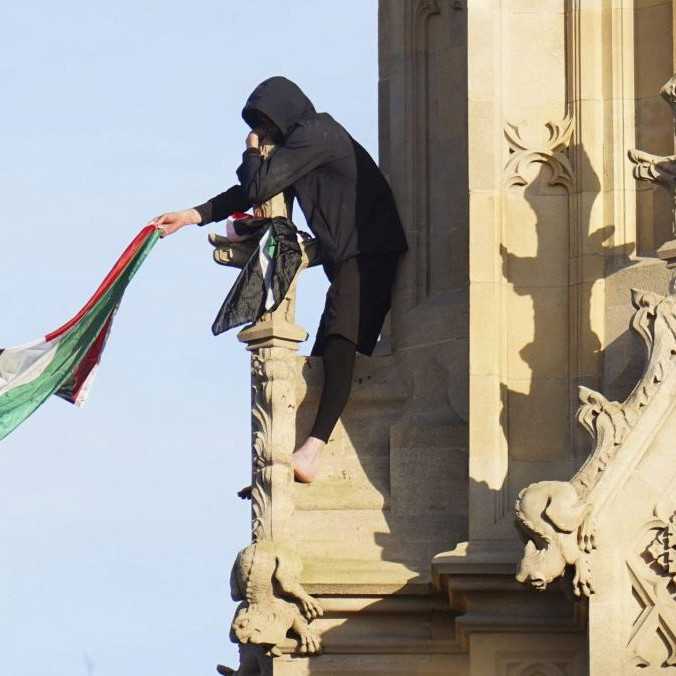 Muž, ktorý sa bosý vyšplhal na Big Ben, zliezol po 16 hodinách. Polícia ho zatkla