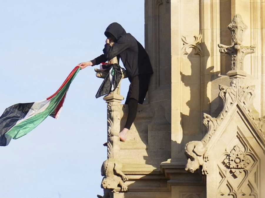 Muž, ktorý sa bosý vyšplhal na Big Ben, zliezol po 16 hodinách. Polícia ho zatkla