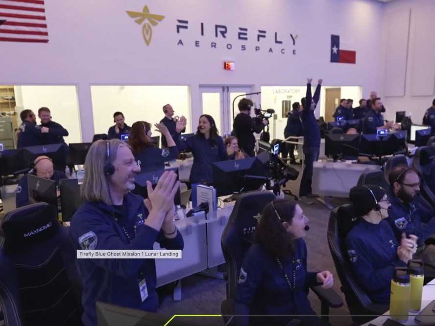 Zamestnanci v riadiacej jednotke misie oslavujú pristátie modulu Blue Ghost na Mesiaci.