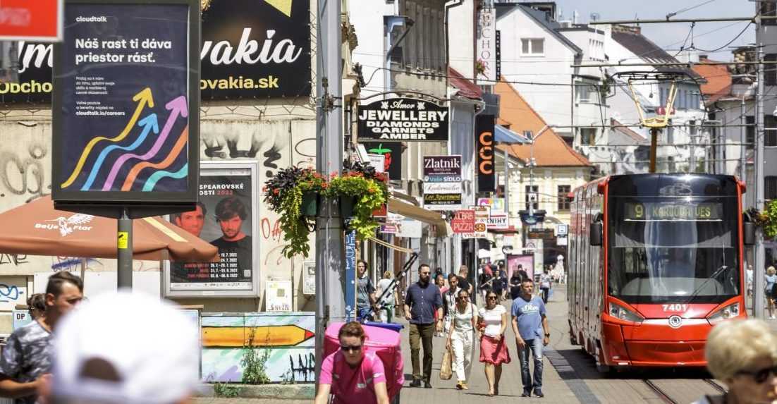 Na ilustračnej snímke ľudia na ulici v Bratislave.