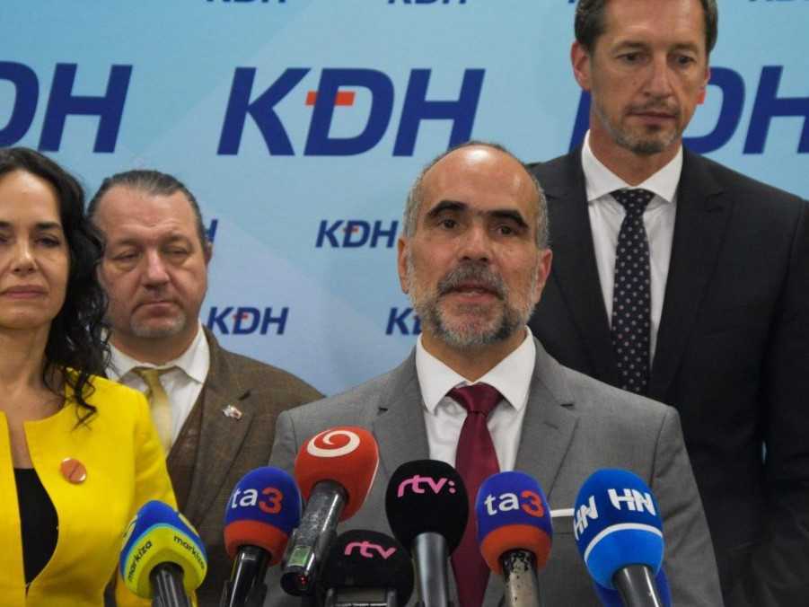 Na snímke uprostred Marián Čaučík.