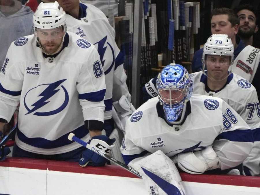 Na snímke obranca Tampy Bay Erik Černák (81), brankár Andrej Vasilevskij (88) a obranca Emil Lilleberg (78).