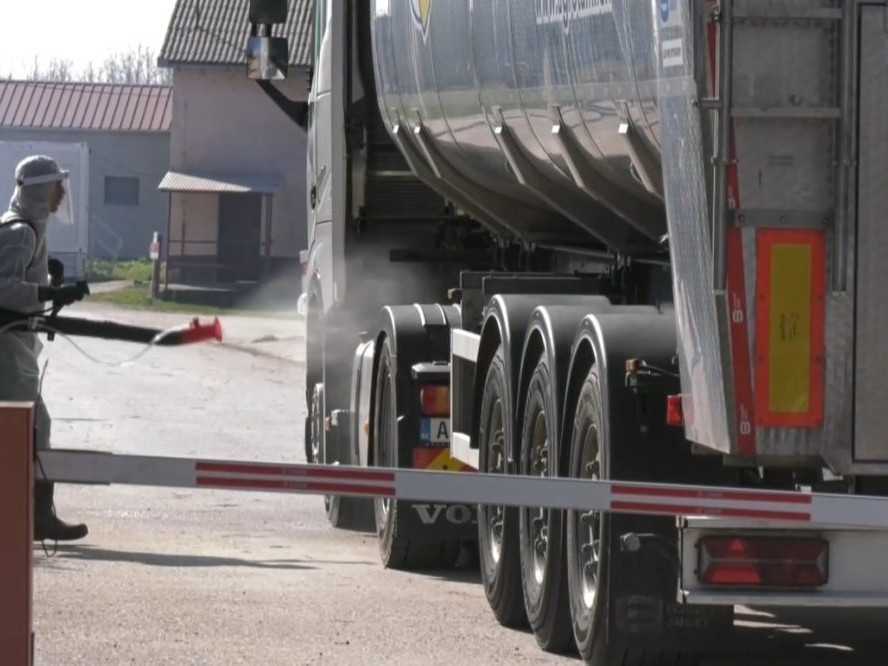 Na snímke dezinfekcia auta.